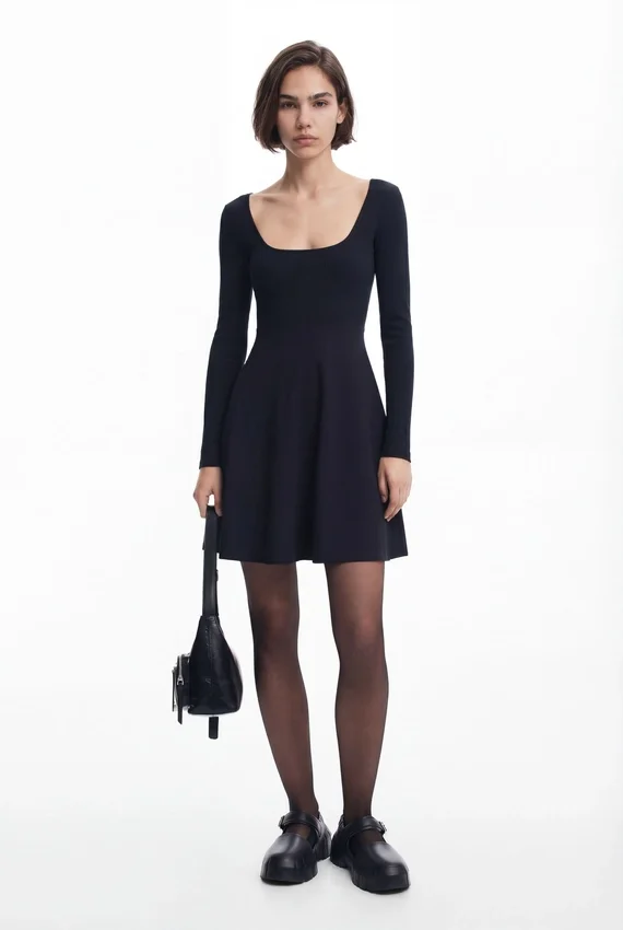 Kurzes, ausgestelltes Kleid Kurzes, ausgestelltes Kleid