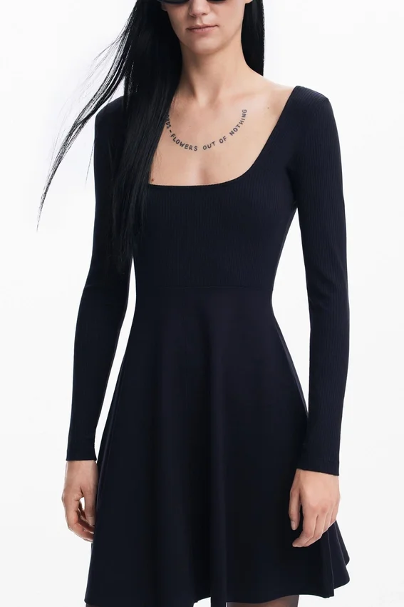 Kurzes, ausgestelltes Kleid Kurzes, ausgestelltes Kleid