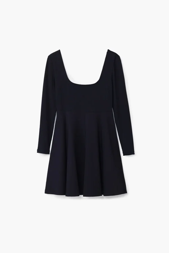 Kurzes, ausgestelltes Kleid Kurzes, ausgestelltes Kleid