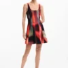 Kurzes Kleid mit Einsätzen Kurzes Kleid mit Einsätzen