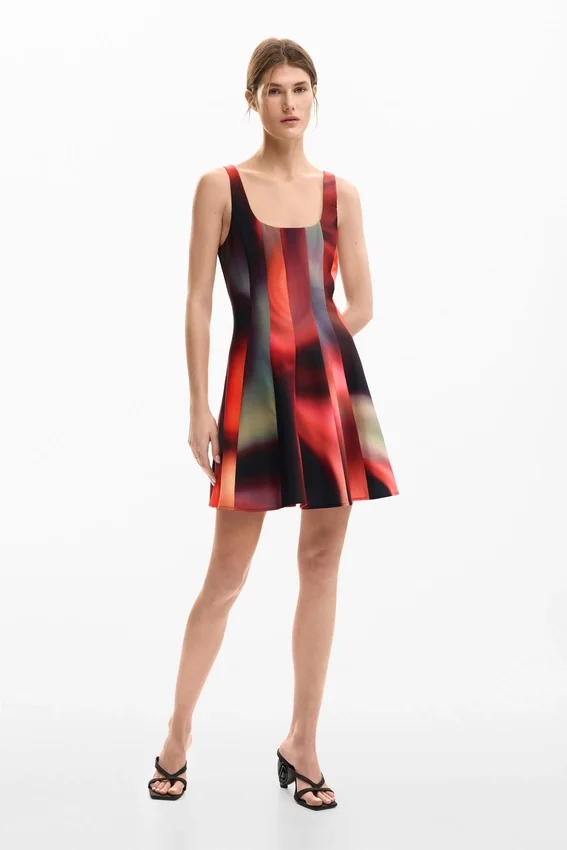 Kurzes Kleid mit Einsätzen Kurzes Kleid mit Einsätzen