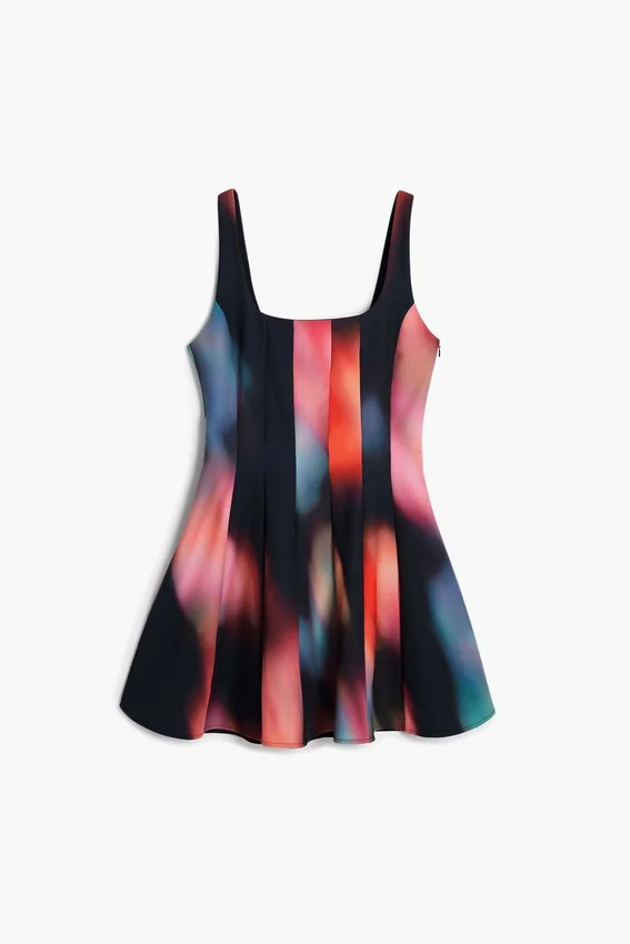 Kurzes Kleid mit Einsätzen Kurzes Kleid mit Einsätzen