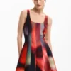 Kurzes Kleid mit Einsätzen Kurzes Kleid mit Einsätzen