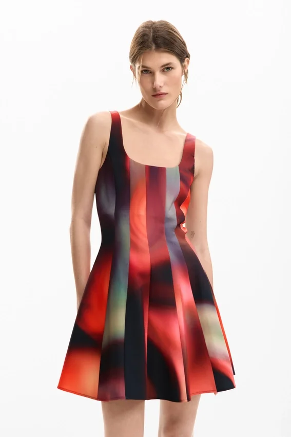 Kurzes Kleid mit Einsätzen Kurzes Kleid mit Einsätzen