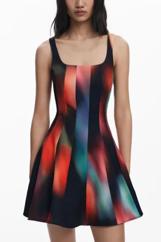 Kurzes Kleid mit Einsätzen Kurzes Kleid mit Einsätzen