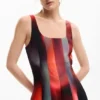 Kurzes Kleid mit Einsätzen Kurzes Kleid mit Einsätzen