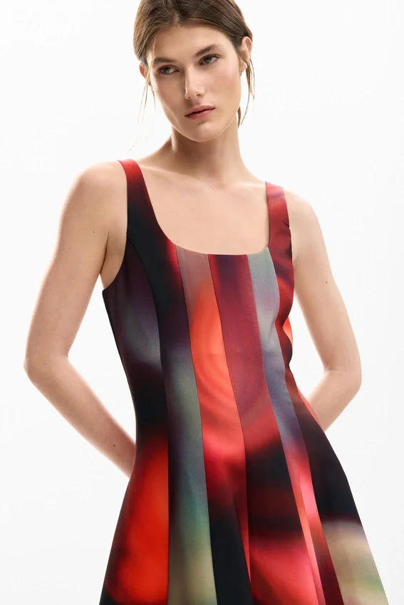Kurzes Kleid mit Einsätzen Kurzes Kleid mit Einsätzen