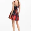 Kurzes Kleid mit Einsätzen Kurzes Kleid mit Einsätzen
