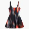 Kurzes Kleid mit Einsätzen Kurzes Kleid mit Einsätzen