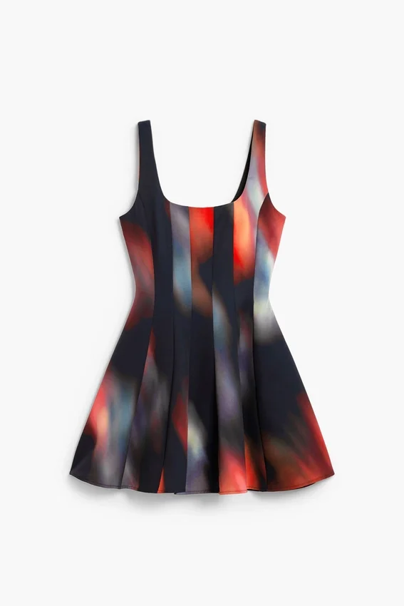 Kurzes Kleid mit Einsätzen Kurzes Kleid mit Einsätzen