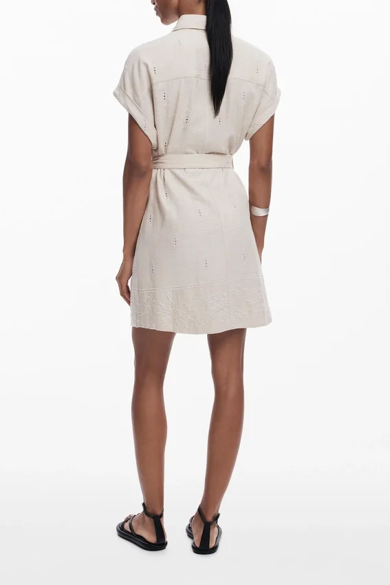 Kurzes Kleid mit Lochmuster Kurzes Kleid mit Lochmuster