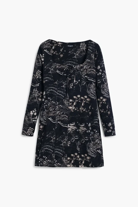 Kurzes Kleid mit quadratischem Ausschnitt Kurzes Kleid mit quadratischem Ausschnitt