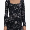 Kurzes Kleid mit quadratischem Ausschnitt Kurzes Kleid mit quadratischem Ausschnitt