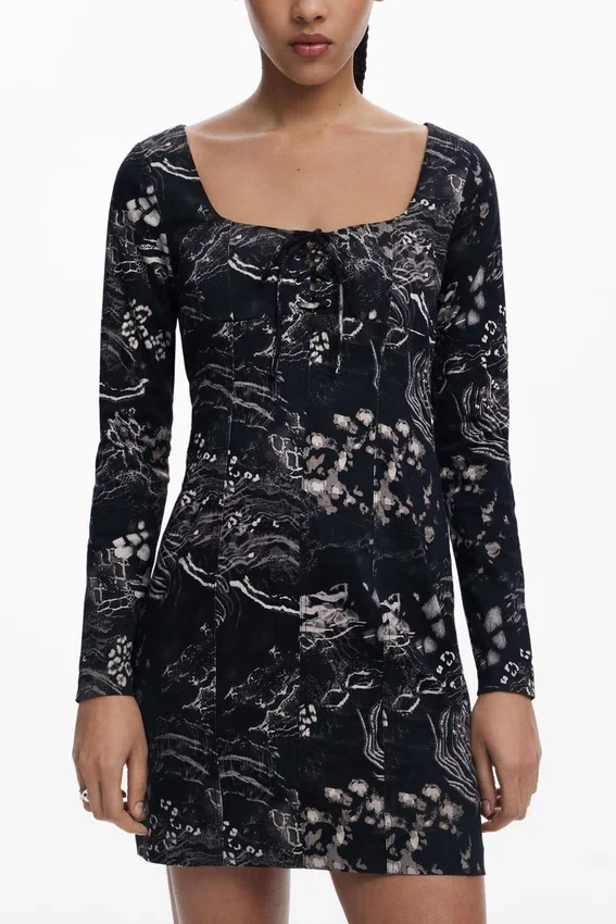 Kurzes Kleid mit quadratischem Ausschnitt Kurzes Kleid mit quadratischem Ausschnitt