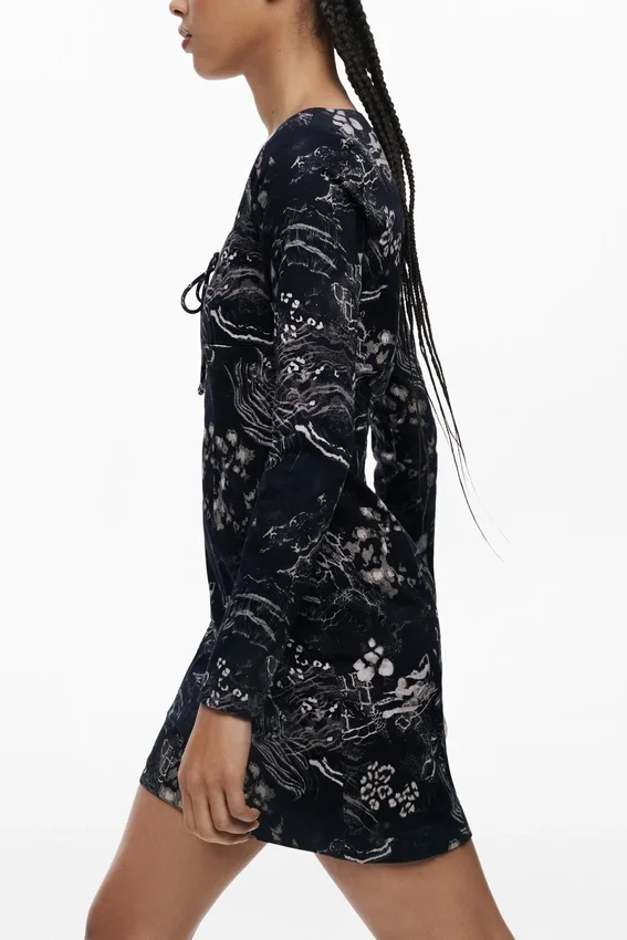 Kurzes Kleid mit quadratischem Ausschnitt Kurzes Kleid mit quadratischem Ausschnitt
