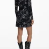 Kurzes Kleid mit quadratischem Ausschnitt Kurzes Kleid mit quadratischem Ausschnitt