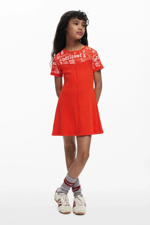 Kurzes Kleid mit Schriftzug Kurzes Kleid mit Schriftzug