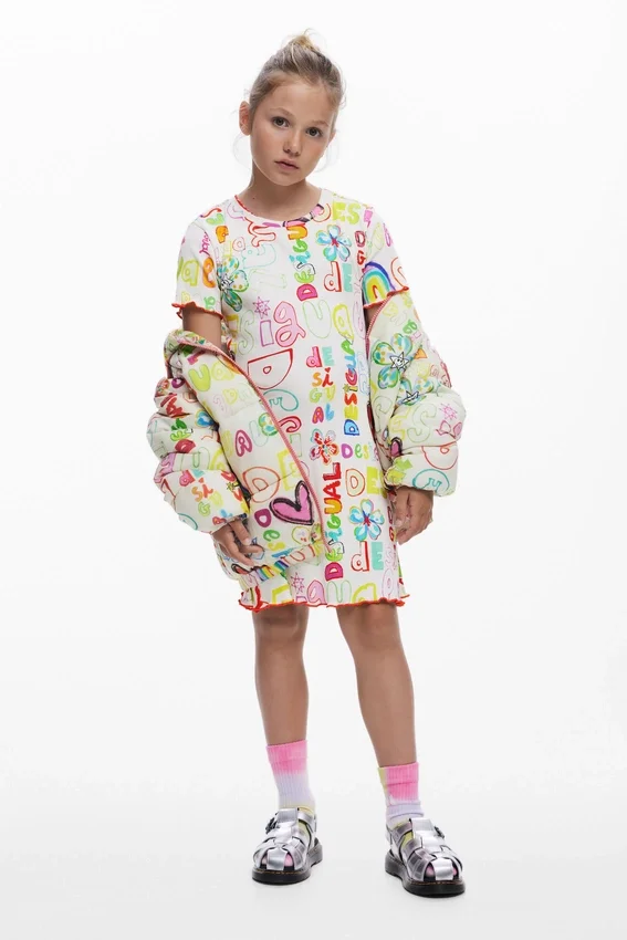 Kurzes Kleid mit Schriftzug Kurzes Kleid mit Schriftzug
