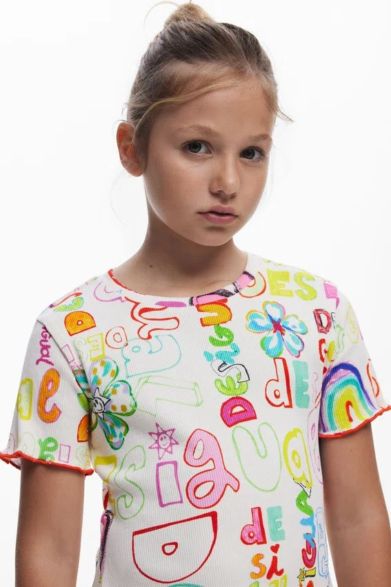 Kurzes Kleid mit Schriftzug Kurzes Kleid mit Schriftzug