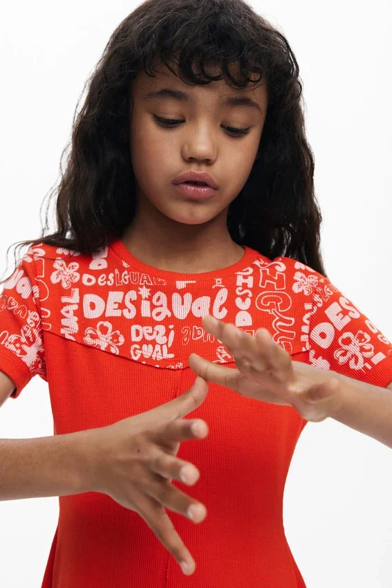 Kurzes Kleid mit Schriftzug Kurzes Kleid mit Schriftzug