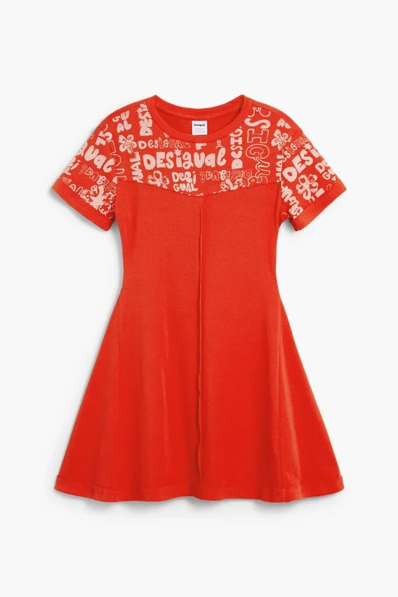 Kurzes Kleid mit Schriftzug Kurzes Kleid mit Schriftzug