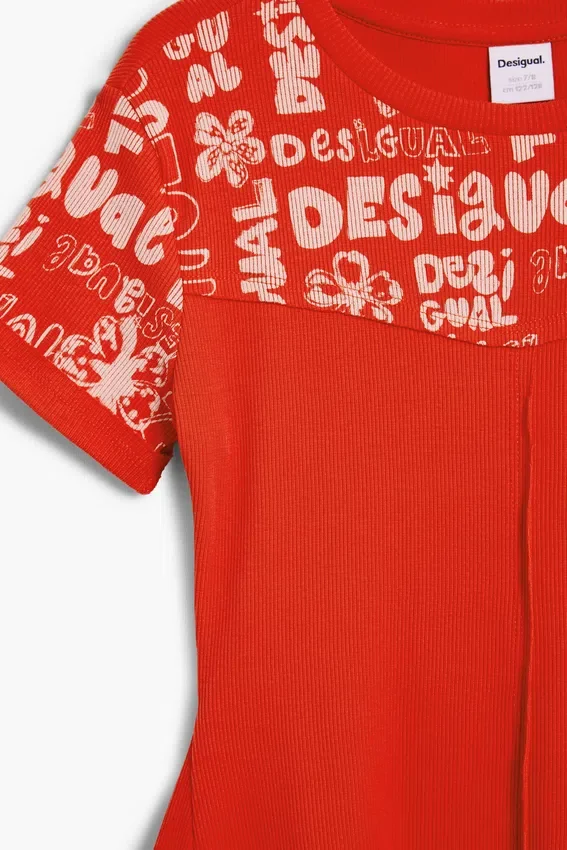Kurzes Kleid mit Schriftzug Kurzes Kleid mit Schriftzug