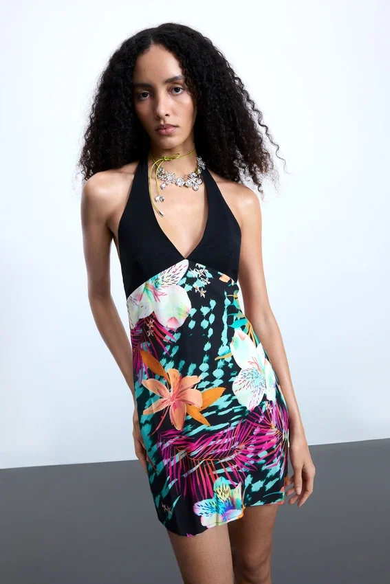 Kurzes Kleid mit tropischem Print Kurzes Kleid mit tropischem Print