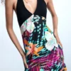 Kurzes Kleid mit tropischem Print Kurzes Kleid mit tropischem Print