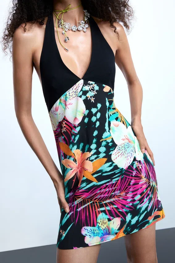 Kurzes Kleid mit tropischem Print Kurzes Kleid mit tropischem Print