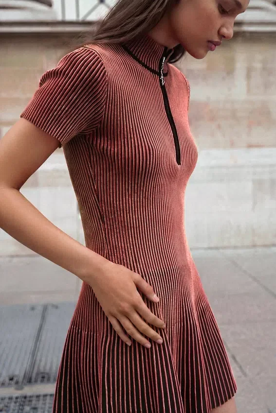 Kurzes, schillerndes Kleid Kurzes, schillerndes Kleid