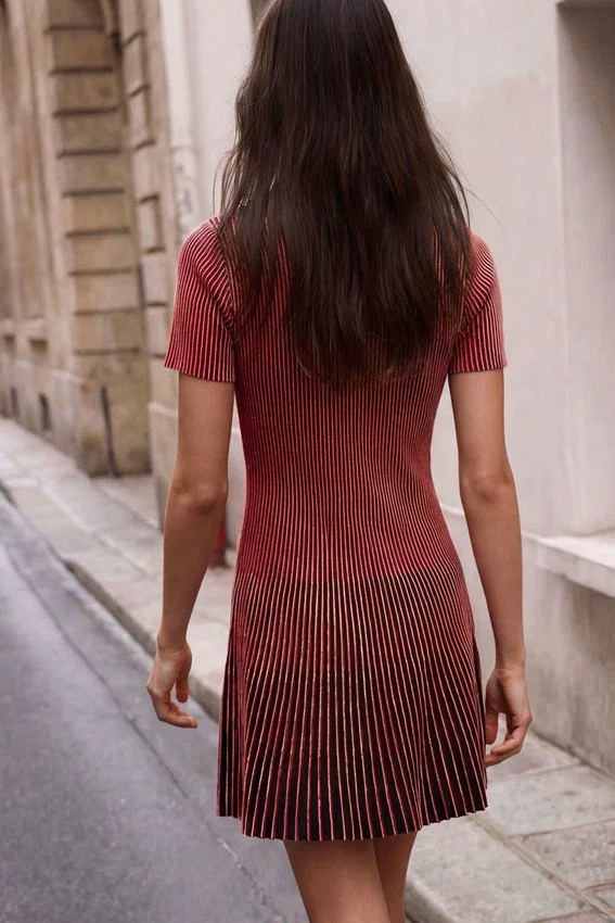 Kurzes, schillerndes Kleid Kurzes, schillerndes Kleid