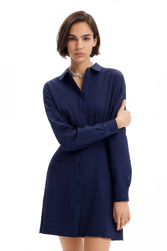 Kurzes, strukturiertes Hemdkleid Kurzes, strukturiertes Hemdkleid
