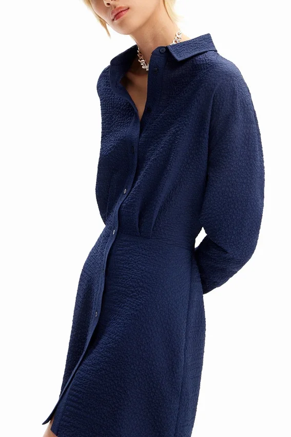 Kurzes, strukturiertes Hemdkleid Kurzes, strukturiertes Hemdkleid