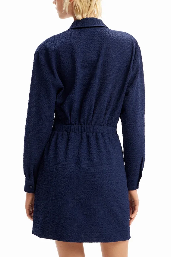 Kurzes, strukturiertes Hemdkleid Kurzes, strukturiertes Hemdkleid