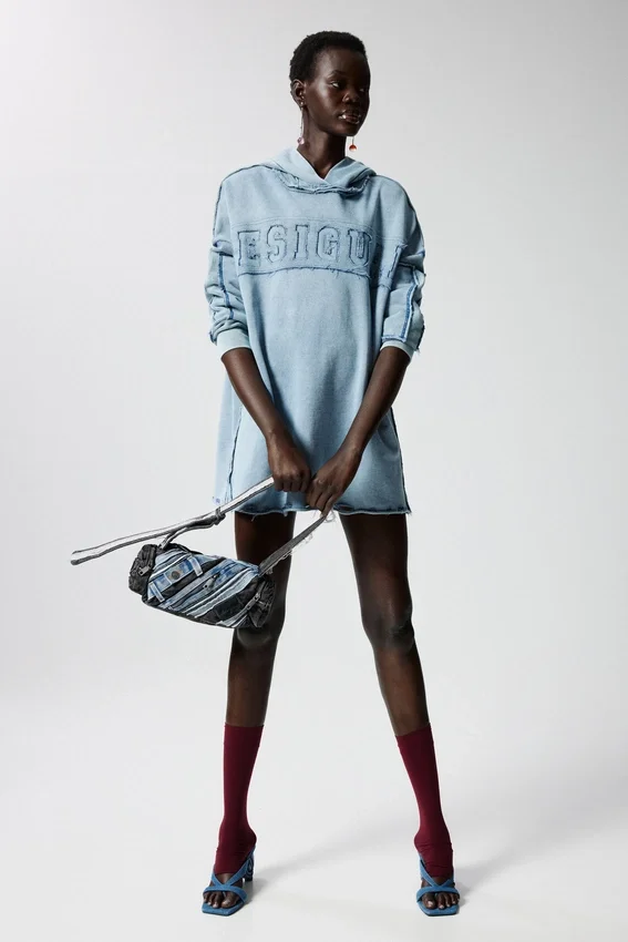 Kurzes Sweatshirt-Kleid Kurzes Sweatshirt-Kleid