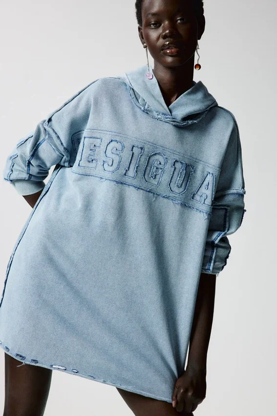 Kurzes Sweatshirt-Kleid Kurzes Sweatshirt-Kleid