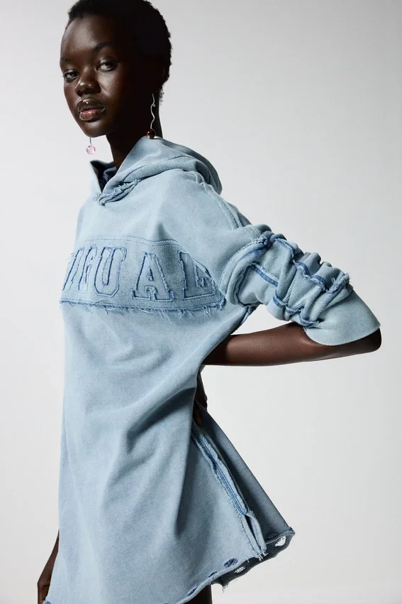 Kurzes Sweatshirt-Kleid Kurzes Sweatshirt-Kleid