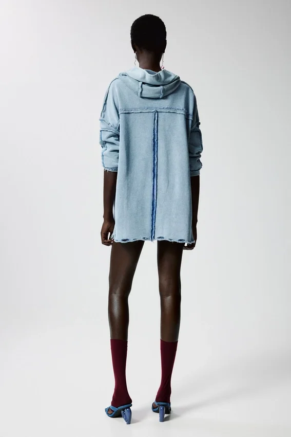 Kurzes Sweatshirt-Kleid Kurzes Sweatshirt-Kleid