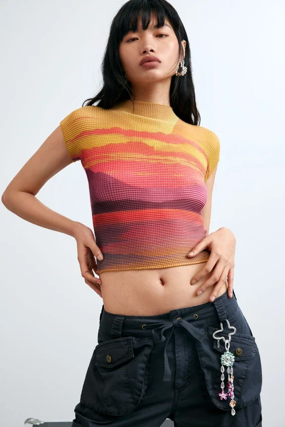Kurzärmelige Bluse mit hohem Kragen Kurzärmelige Bluse mit hohem Kragen