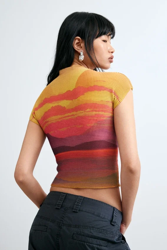 Kurzärmelige Bluse mit hohem Kragen Kurzärmelige Bluse mit hohem Kragen