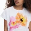Kurzärmeliges T-Shirt mit gestickten Blumen Kurzärmeliges T-Shirt mit gestickten Blumen