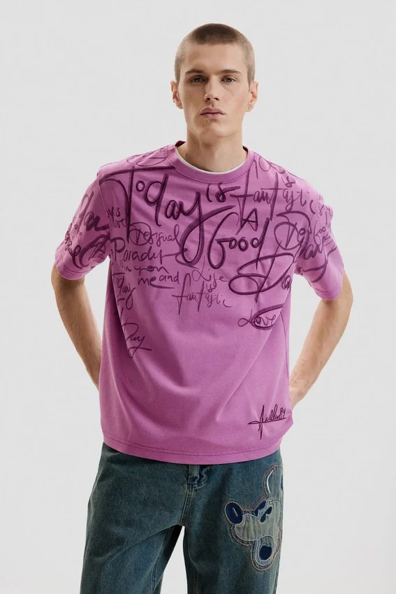 Kurzärmeliges T-Shirt mit Schriftzug Kurzärmeliges T-Shirt mit Schriftzug
