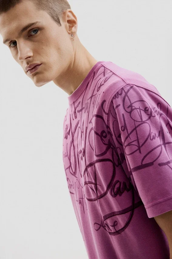 Kurzärmeliges T-Shirt mit Schriftzug Kurzärmeliges T-Shirt mit Schriftzug