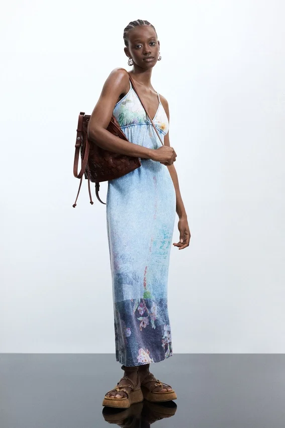 Langes Jeans-Kleid mit Trägern Langes Jeans-Kleid mit Trägern