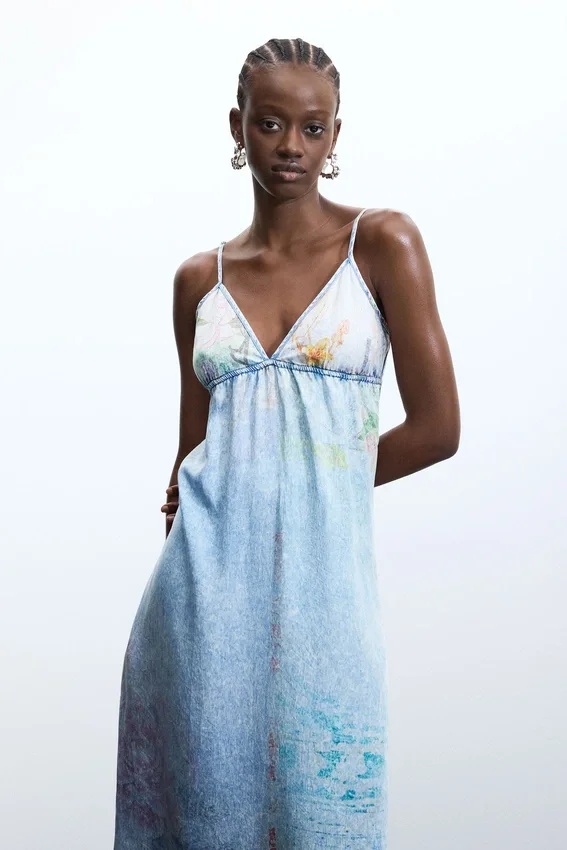 Langes Jeans-Kleid mit Trägern Langes Jeans-Kleid mit Trägern