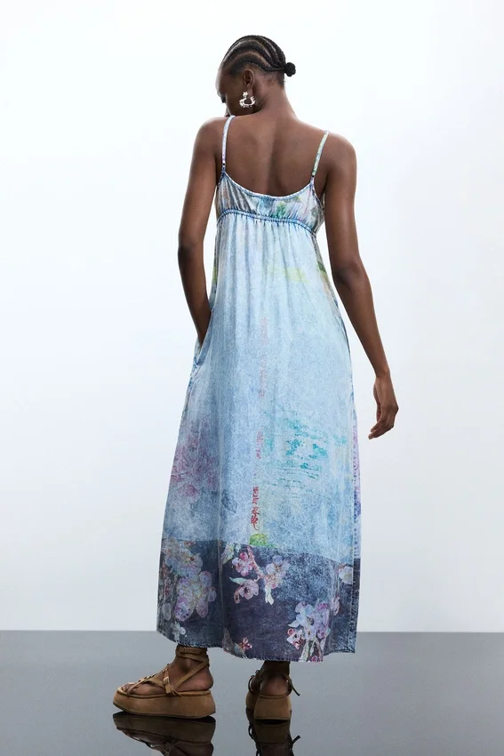 Langes Jeans-Kleid mit Trägern Langes Jeans-Kleid mit Trägern