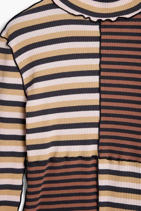 Langärmliges T-Shirt mit hohem Kragen Langärmliges T-Shirt mit hohem Kragen