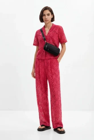 Maßgeschneiderte Hose aus floraler Spitze Maßgeschneiderte Hose aus floraler Spitze