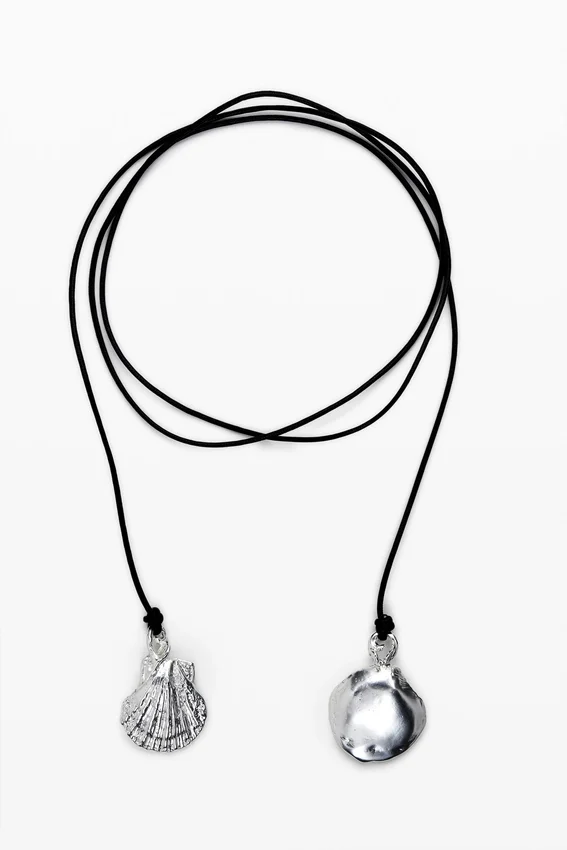 Mehrfach verstellbarer Anhänger mit versilberter Lederkette Zalio Mehrfach verstellbarer Anhänger mit versilberter Lederkette Zalio