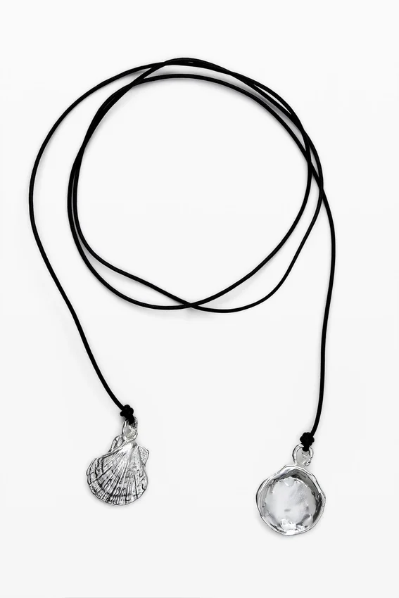Mehrfach verstellbarer Anhänger mit versilberter Lederkette Zalio Mehrfach verstellbarer Anhänger mit versilberter Lederkette Zalio